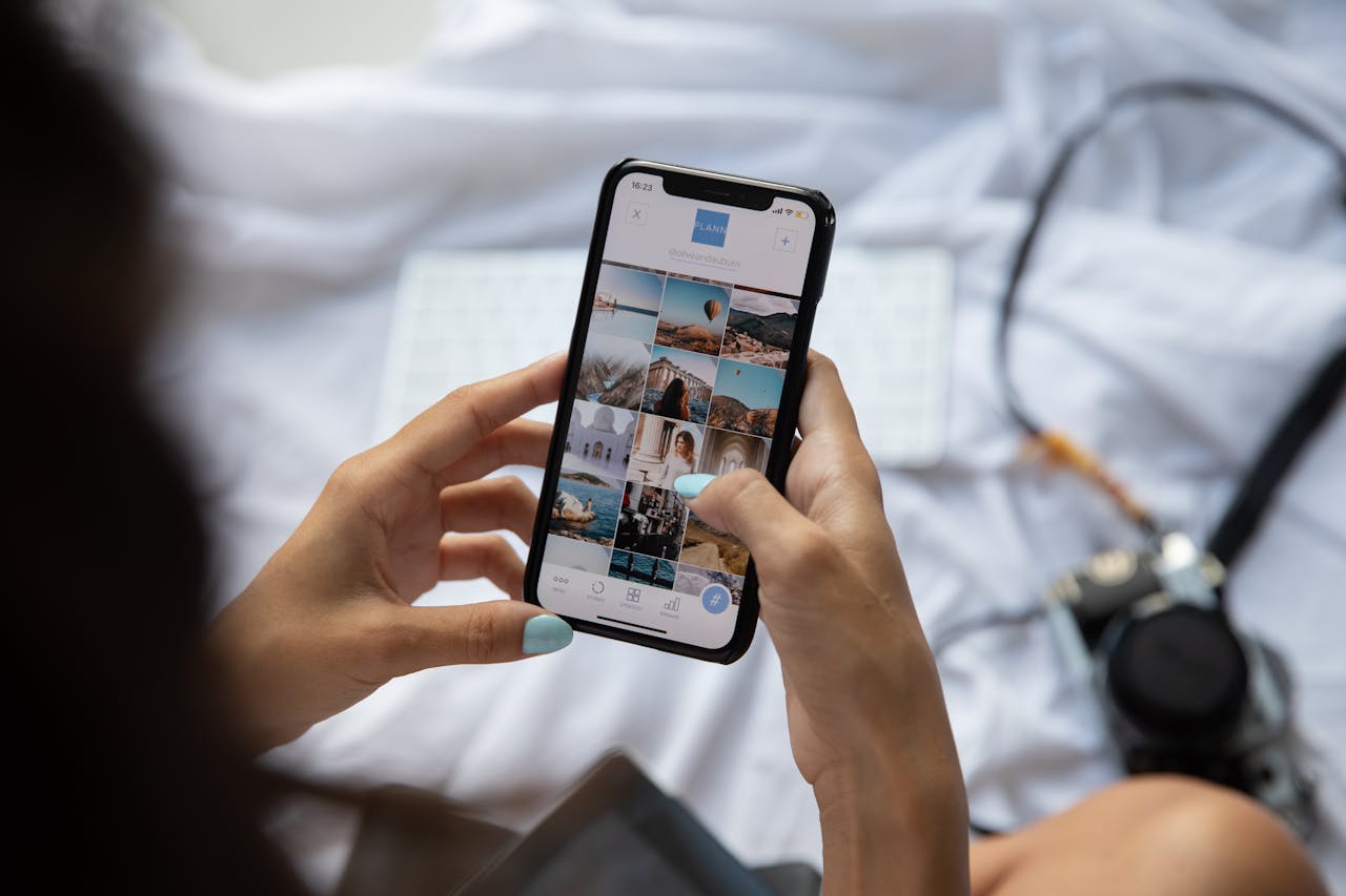 Texter Preis Ein Handy, darauf Social Media. Im Hintergrund ein Bett und eine Kamera. Wie hoch ist der Texter Preis?